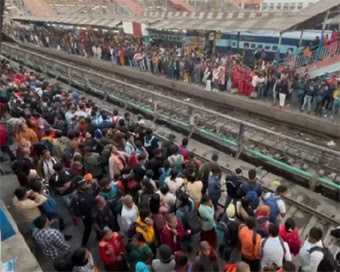 पटना रेलवे स्टेशन पर उमड़ी भारी भीड़, कई यात्रियों की ट्रेन छूटी